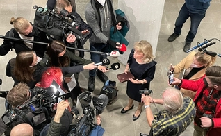Päivi Räsänen fala com a imprensa após julgamento. (Foto: ADF International)
