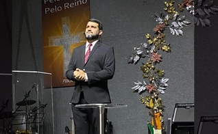 Pastor Jonatas Cupello durante ministração. (Foto: Jonatas Cupello)