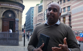 Andrew Sathiyavan foi preso e multado pelas autoridades. (Foto: Christian Concern/Rebekah Moffett)