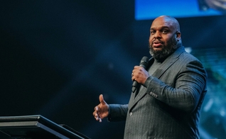 Pastor John Gray é líder da Igreja Relentless. (Foto: Relentless Church/Facebook)