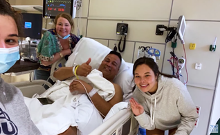 Jeff com sua família, após sobreviver a ataque cardíaco. (Foto: YouTube/700 Club Interactive)