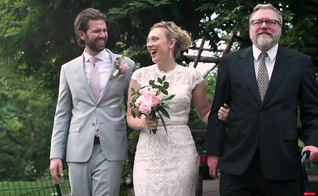 Doug Zirkle levou a filha ao altar em seu casamento. (Foto: Captura de Tela/YouTube/The 700 Club)