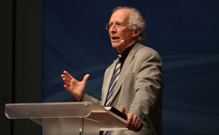 Pastor John Piper durante sermão. (Foto: Desiring God)