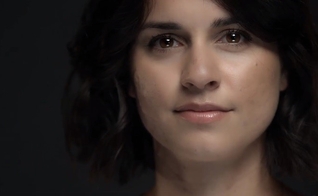 Mulher que testemunhou sua conversão em Jesus. (Foto: Reprodução/Bethel Church/Facebook)