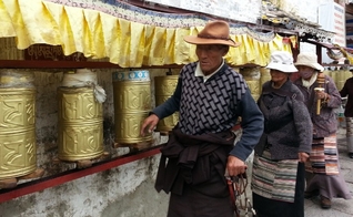 Rodas de oração budista. (Foto: Portas Abertas)