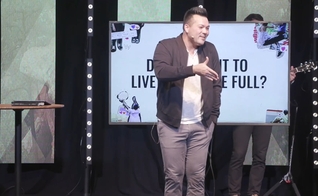 Pastor Aaron Tredway. (Foto: Captura de tela/YouTube Fellowship City Church)