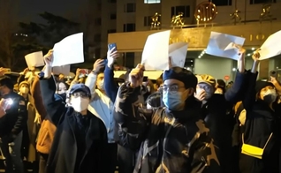 Chineses protestam contra o “Livro Branco”. (Captura de tela: YouTube/CBC News/ The National)