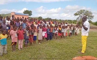 Culto com crianças do Projeto Umodzi Cateme, em Moçambique. (Foto: Projeto Umodzi)