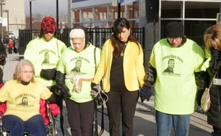 Grupo ora pela libertação de Saeed Abedini, em frente a Boise Universitty