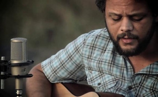 Marcos Almeida é cantor, compositor, instrumentista e tem sido grande influência para uma nova geração de músicos cristãos, que investem em canções que usam a riqueza da poesia para sobre o evangelho, salvação e relacionamento com Deus.