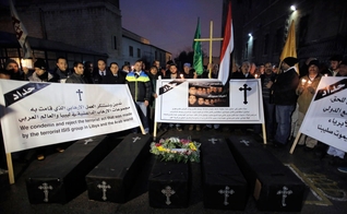 Cristãos Coptas protestam contra a decapitação de 21 cristãos egípcios pelo Estado Islâmico