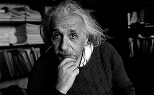 Einsten (1879 - 1955) nasceu em uma família alemã e tornou-se um dos mais famosos cientistas da história, desenvolvendo teorias até hoje usadas como base científica, como a da relatividade.