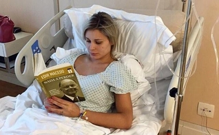 Andressa Urach aproveita repouso da internação para ler um dos volumes da biografia do bispo Edir Macedo