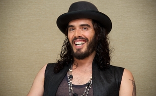 Russell Brand é ator, colunista e comediante. Seu discurso contra a pornografia tornou-se viral após o lançamento do filme "50 Tons de Cinza"