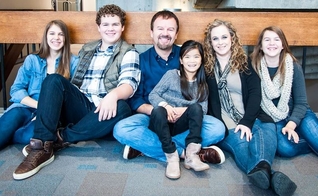 Mark Hall é líder da banda Casting Crowns, com grande projeção no cenário da música gospel internacional. É casado e tem quatro filhos.