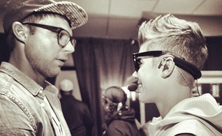 Pastor Judah Smith, da City Church, cumprimentando Justin Bieber em seu aniversário de 19 anos.