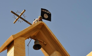 Militante do Estado Islâmico vandaliza igreja cristã, retirando cruz de parte de seu edifício