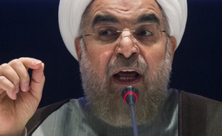 é um clérigo, político, diplomata e académico iraniano e tem presidido o seu país desde 2013