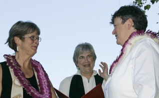 Pastora da PCUSA, Jane Spahr (ao centro) celebra um casamento homossexual, entre Sherrie Holmes (esquerda) e Sara Taylor (direita).