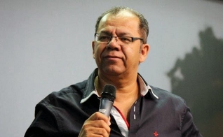 Pastor Josué Gonçalves durante pregação.