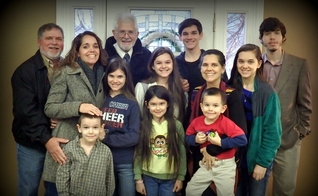 Família Stanley reunida em uma breve visita, depois de seus sete filhos serem levados sob custódia dos pais. (Facebook/ Bring the Stanley kids home)