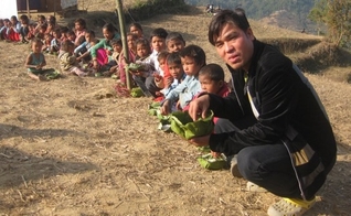 Pastor Lazrus Rasaily trabalha atualmente prestando apoio financeiro e espiritual a crianças em situação de risco e suas respectivas famílias no Nepal.