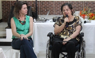 A pastora Anete Roese (à esquerda) e Maria da Penha (à direita) foram as palestrantes convidadas para o Seminário "Justiça de Gênero", realizado pela Diaconia, em Fortaleza (CE).
