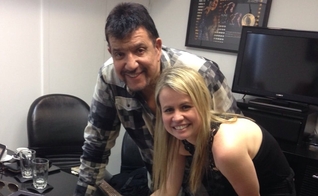 Acompanhada de seu marido, Michael Sullivan, Anayle visitou o escritório da Sony Music Gospel para falar sobre seu novo CD e teve a oportunidade de assinar a já conhecida guitarra da gravadora.