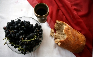 Mesa posta para Páscoa com o cálice, pão e uvas