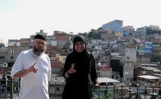 Kaab Al Qadir e Aniza Zafira, na Favela Cultura Física, em Embu das Artes. (César Rosati/CBN)
