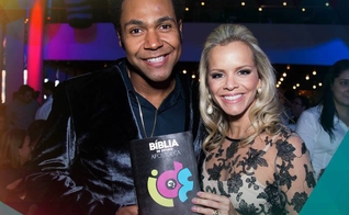 Thalles com a esposa e a Bíblia