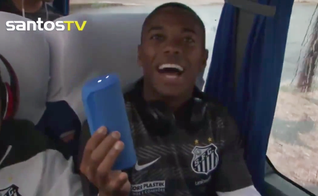 Robinho, atacante do Santos Futebol Clube, cantando a música ‘Espírito Santo’, de Priscilla Alcântara.