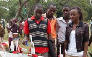 Estudantes da Universidade de Garissa (Quenia) comparecem ao funeral de colegas, mortos durante o ataque terrorista, realizado pelo grupo Al Shabab.