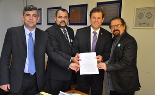 Dr. Jonas Moreno (Diretor de Assuntos para Refugiados e Ajuda Humanitária da ANAJURE), Dr. Uziel Santana (Presidente da ANAJURE), Deputado Federal Leonardo Quintão (Presidente da Frente Parlamentar Mista para Refugiados e Ajuda Humanitária da ANAJURE) e A