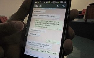 Mulher faz pedido de oração pelo aplicativo de mensagens do celular e é atendida pelo pastor Daniel Fernandes.