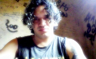 Roberto Oliveira, jovem estudante que ateou fogo na Bíblia durante um evento universitário no Acre.