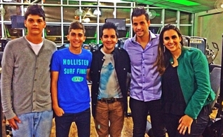 Danese (centro) ao lado de Fábio, da esposa do jogador, Sandra, e do jovem goleiro Brasão (esquerda).