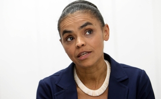 Marina Silva atuou por dois mandatos como senadora e tem se destacado por seus 30 anos de luta em defesa do meio ambiente e conscientização sobre sustentabilidade. Foi também ordenada missionária da Assembleia de Deus e congrega na sede de Brasília.