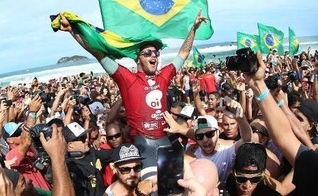 Filipe Toledo é um dos grandes nomes do surfe mundial atualmente, junto a outros jovens como Gabriel Medina.