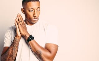 Lecrae é rapper e tem se destacado na música gospel internacional por suas canções que falam de fé e superação