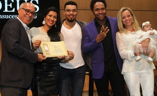 Naldo apresentou a filha, Maria Victória à Igreja em uma cerimônia para poucos amigos, no Rio de Janeiro.