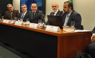 Mesa composta por palestrantes que participaram do debate sobre liberdade religiosa, durante uma audiência Pública, na Comissão de Relações Exteriores e de Defesa Nacional