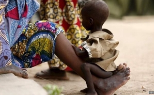 Centenas de pessoas foram resgatadas pelo exército nigeriano e agora estão sendo mantidas em um acampamento, em Yola (Nigéria)