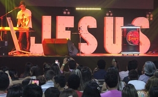 Jean Carllos (Oficina G3) relembra sucessos do Oficina G3 ao teclado, na Conferência Live, realizada pela Comunidade das Nações, em Fortaleza (CE).