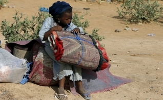 Criança é expulsa de sua comunidade, em Geidam (Nigéria), após invasão do Boko Haram