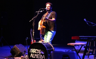 Marcos Almeida é cantor, compositor, instrumentista e tem sido grande influência para uma nova geração de músicos cristãos, que investem em canções que usam a riqueza da poesia para sobre o evangelho, salvação e relacionamento com Deus.