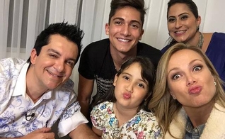 Regis Danese é cantor e compositor reconhecido no meio gospel nacional e recebeu a apresentadora Eliana em sua casa.