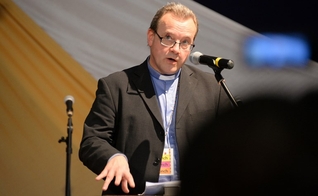 Mike Ovey é formado em Direito e Teologia. Atualmente é professor na 'Oak Hill Theological College', em Londres.