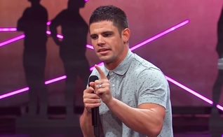 Pastor Stevn Furtick durante pregação na igreja 'Elevation', no estado da Carolina do Norte (EUA)