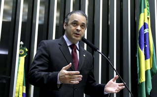 Roberto de Lucena é pastor da Igreja O Brasil para Cristo, deputado federal licenciado, Secretário de Turismo do Estado de São Paulo e da Frente Parlamentar Mista para Refugiados e Ajuda Humanitária.